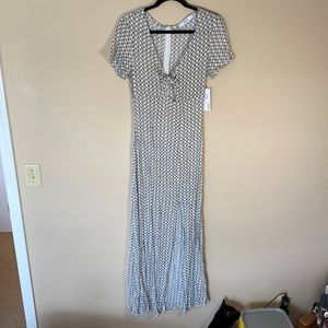 Flowy, comfortable JustFab dress! Never worn, tags still on. Perfect condition.